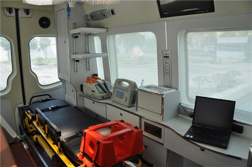 上犹县救护车内部